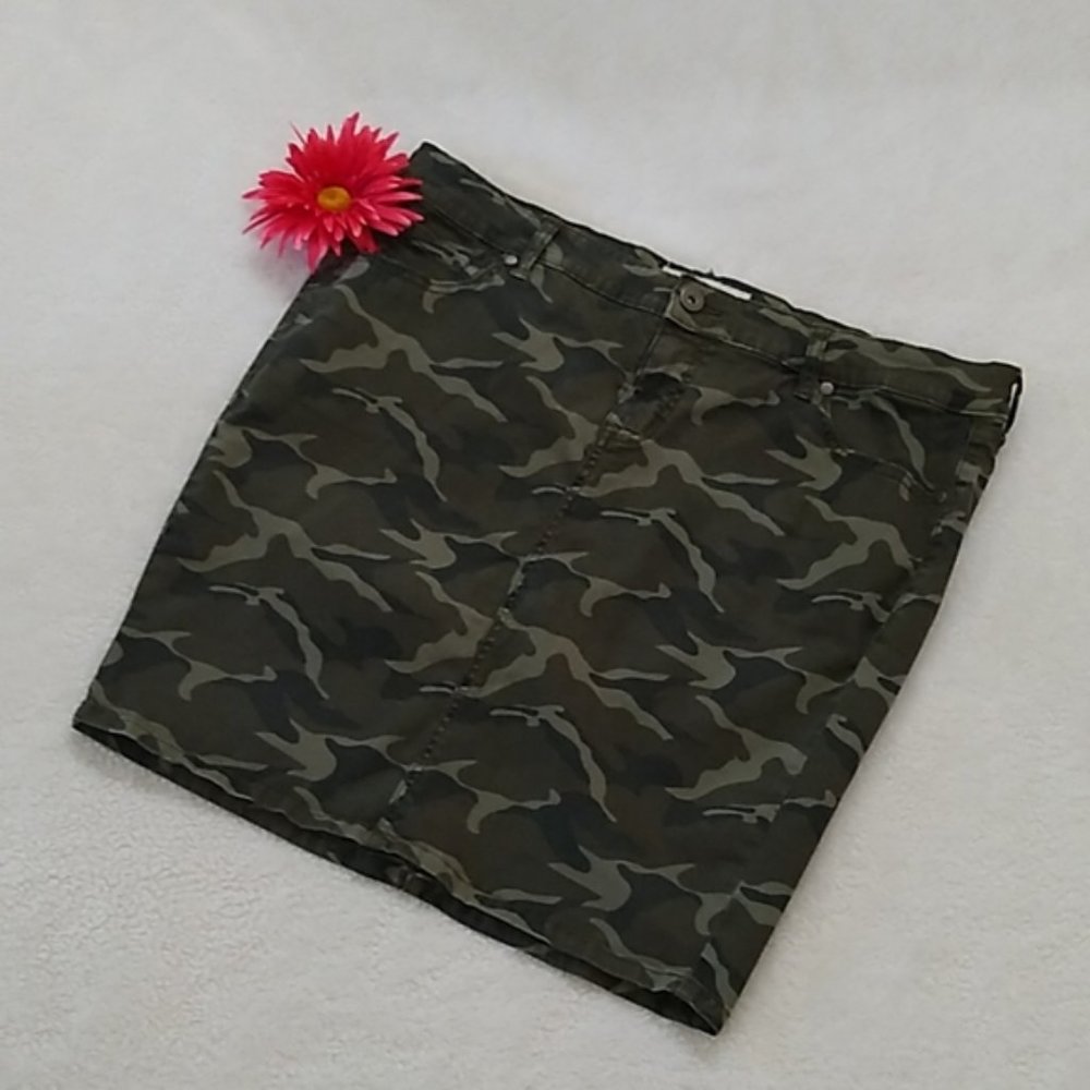 Torrid Camouflage Twill Women's Mini Skirt sz 18 - Picture 3 of 8